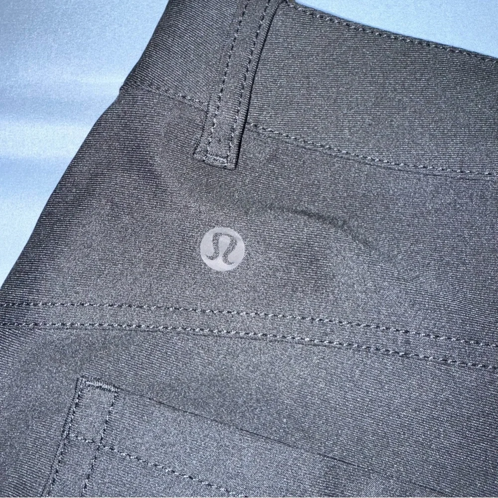 Lululemon City Sleek 5 Pocket Pant High Rise Short 4 in. - Size 25 in Black - Picture 4 of 7